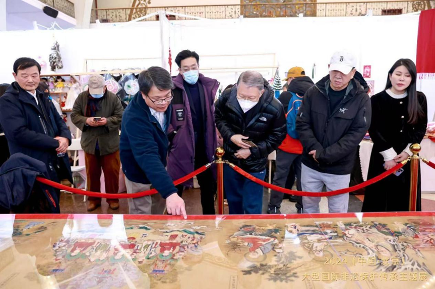 (The legend of Buddhism silk painting, created in the 32nd year of Emperor Qianlong's reign, 257 years ago.)